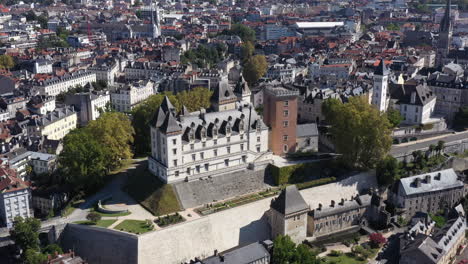 Luftaufnahme-Des-Schlosses-Pau,-Sonniger-Tag,-Frankreich,-Boulevard-Des-Pyrénées,-Königlicher-Garten
